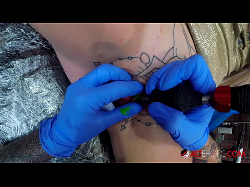❤️ Tsis tshua muaj tattooed hottie Sully Savage tau txais tattoo ntawm nws clitoris ❤  Zoo nkauj porn  ntawm peb hmn.thebestfetishsites.ru% ib